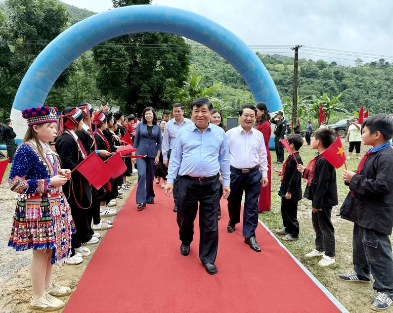 TRỰC TIẾP: Khởi công xây dựng các trường phổ thông nội trú tại các xã biên giới đất liền- Ảnh 6. TRỰC TIẾP: Khởi công xây dựng các trường phổ thông nội trú tại các xã biên giới đất liền- Ảnh 6.