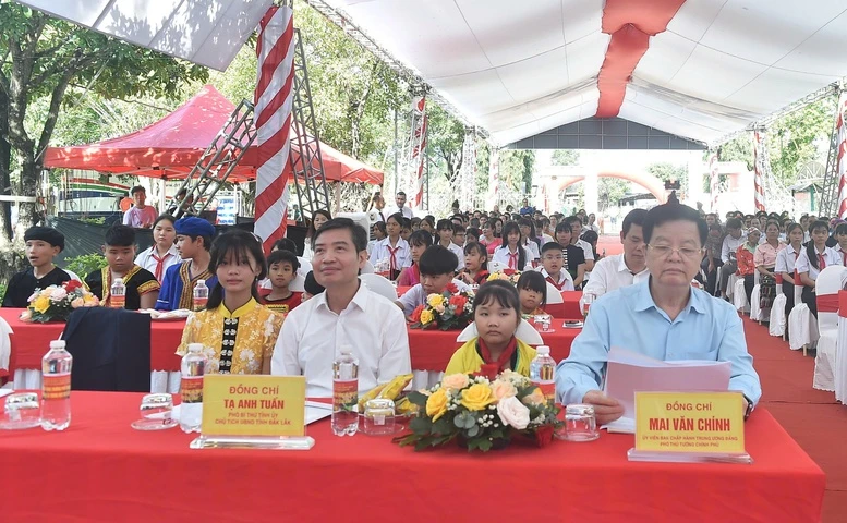 TRỰC TIẾP: Khởi công xây dựng các trường phổ thông nội trú tại các xã biên giới đất liền- Ảnh 7. TRỰC TIẾP: Khởi công xây dựng các trường phổ thông nội trú tại các xã biên giới đất liền- Ảnh 7.