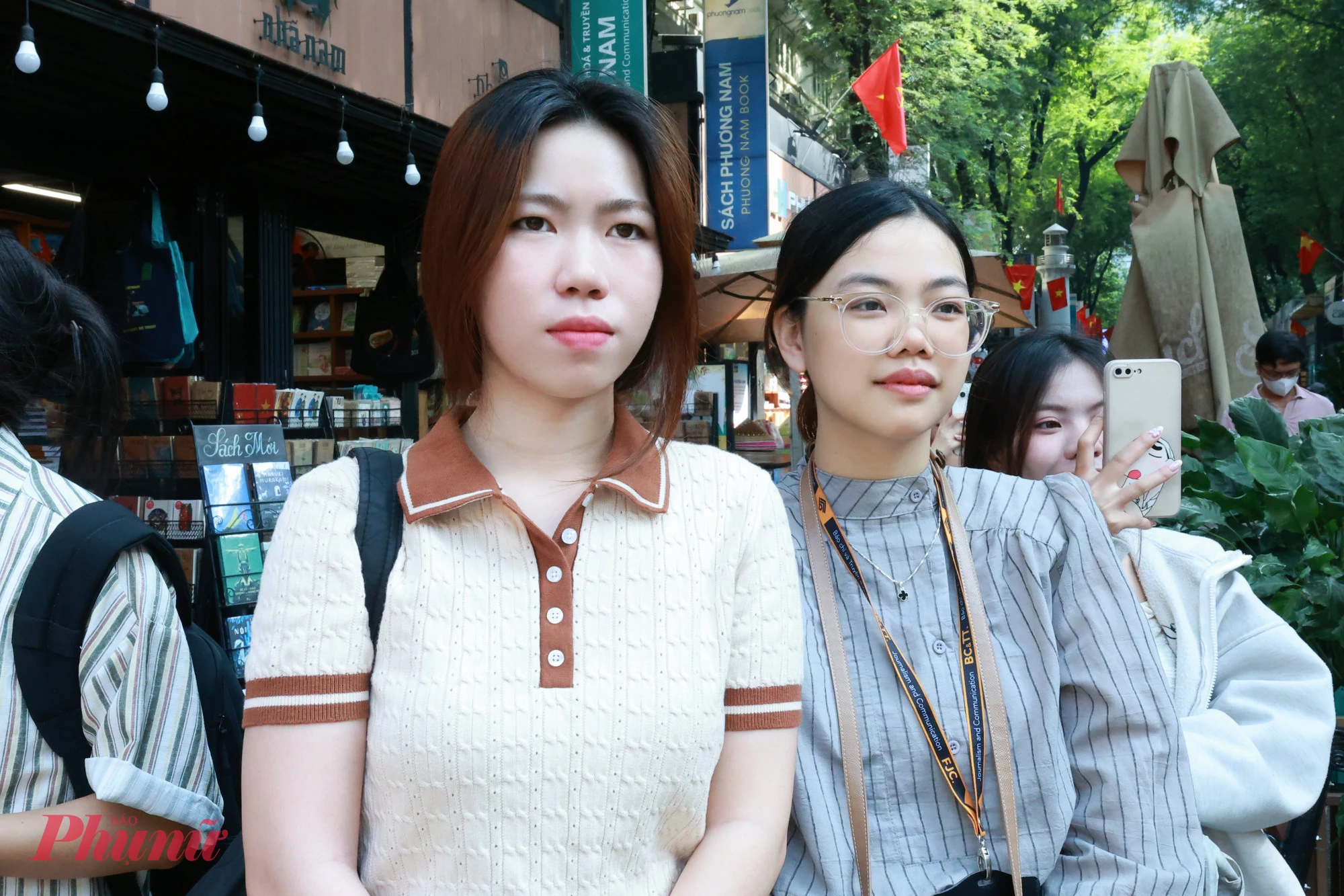 Nghệ thuật hát bội ở đâu trong đời sống giải trí của khán giả trẻ? Minh Thư (phải) và Linh Nga (trái) chăm chú xem trích đoạn Ôn Đình chém Tá tại sự kiện Hát bội với Âm nhạc dân tộc 2025