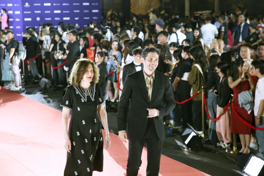 Nữ đạo diễn Anne Fontaine và diễn viên người Pháp Raphael Personnaz của phim Boléro trên thảm đỏ HIFF 2024 - ẢNH: DIỄM MI