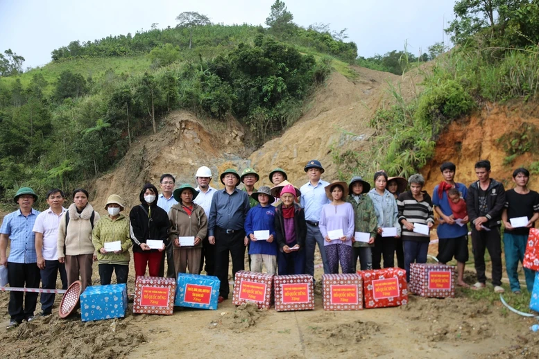Phó Thủ tướng Hồ Quốc Dũng chỉ đạo 6 nhóm nhiệm vụ trọng tâm khắc phục sạt lở tại xã Ngọc Linh, Quảng Ngãi- Ảnh 7.