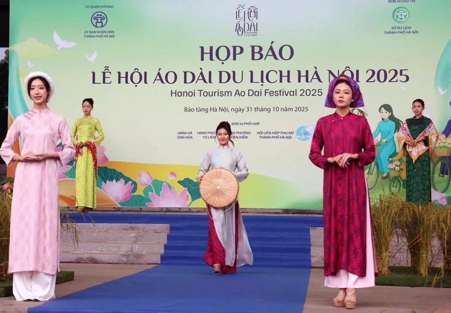 Trình diễn áo dài tại buổi họp báo.