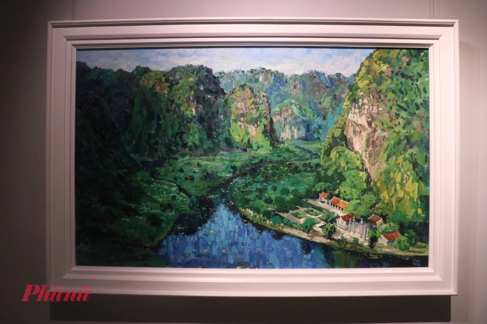 Triển lãm “CHUNG 3+1”: Sức sống mới của nghệ thuật đương đại Việt Nam Tác phẩm sơn dầu “Núi đá Hoa Lư” của họa sĩ Hoàng Kha - Ảnh: Phương Nhã