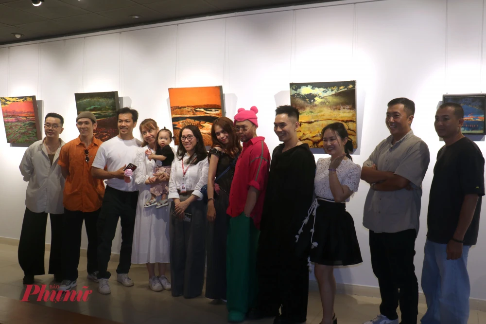 Triển lãm “CHUNG 3+1”: Sức sống mới của nghệ thuật đương đại Việt Nam Các họa sĩ trẻ tại buổi triển lãm cùng người thân và bạn bè - Ảnh: Phương Nhã