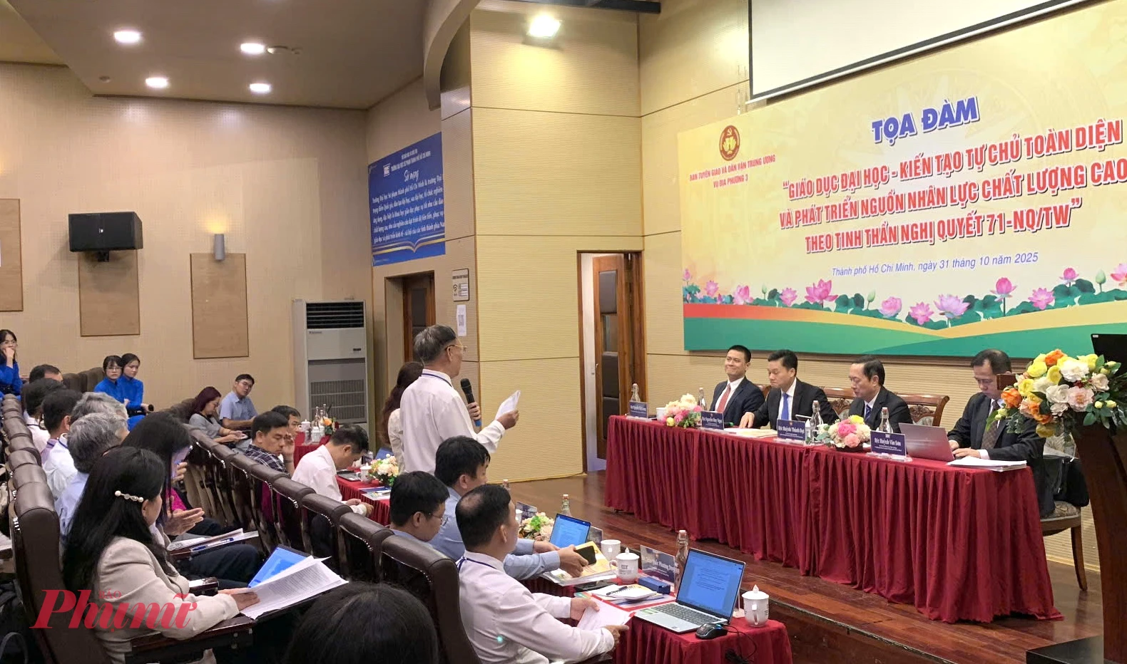 Trường đại học bàn cách nâng cao chất lượng đào tạo, thu hút chuyên gia nước ngoài Chuyên gia từ các trường đại học chia sẻ tại buổi tọa đàm - Ảnh: Nguyễn Loan