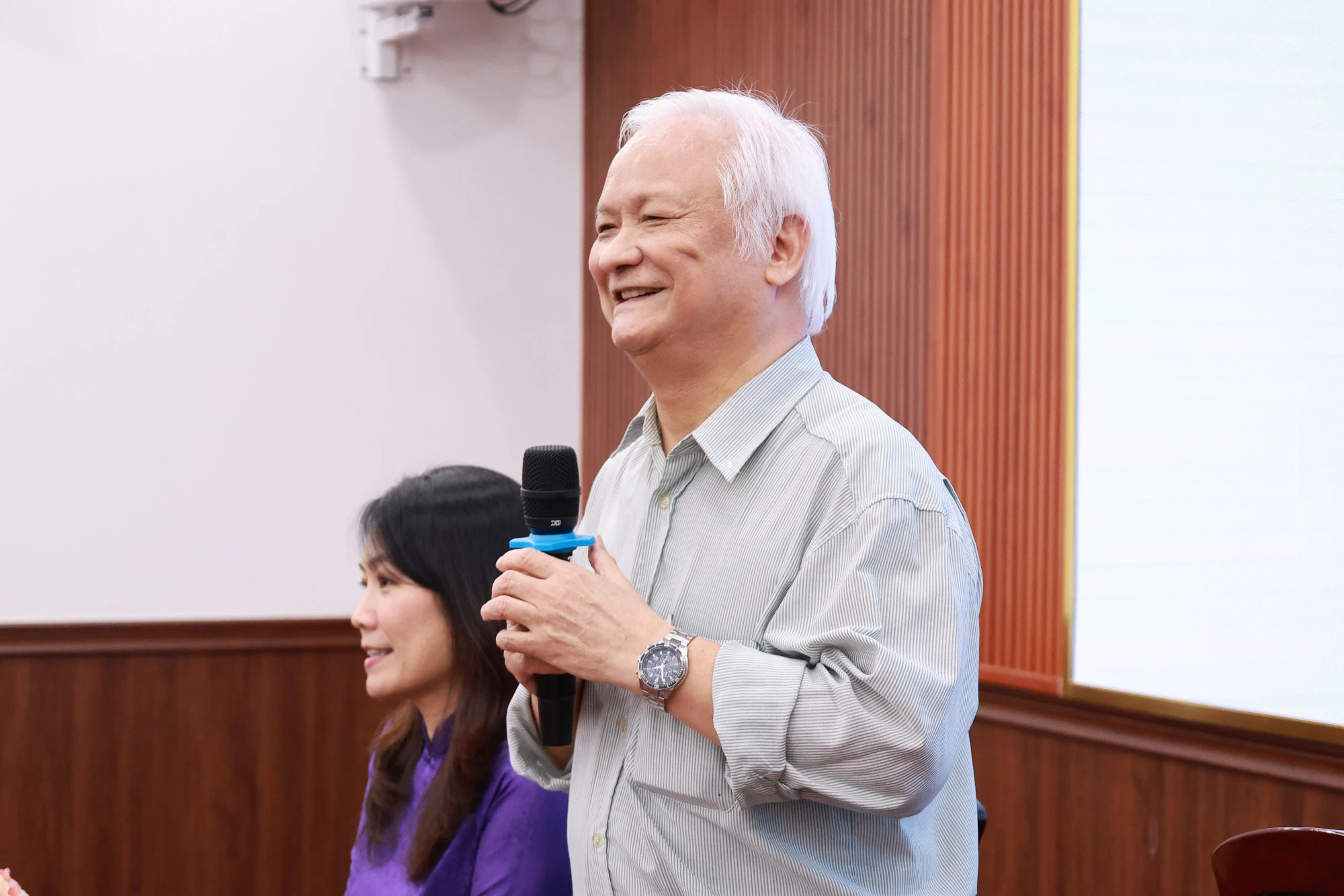 GS.TS Lê Hồng Lý và TS La Mai Thi Gia chủ trì buổi toạ đàm 