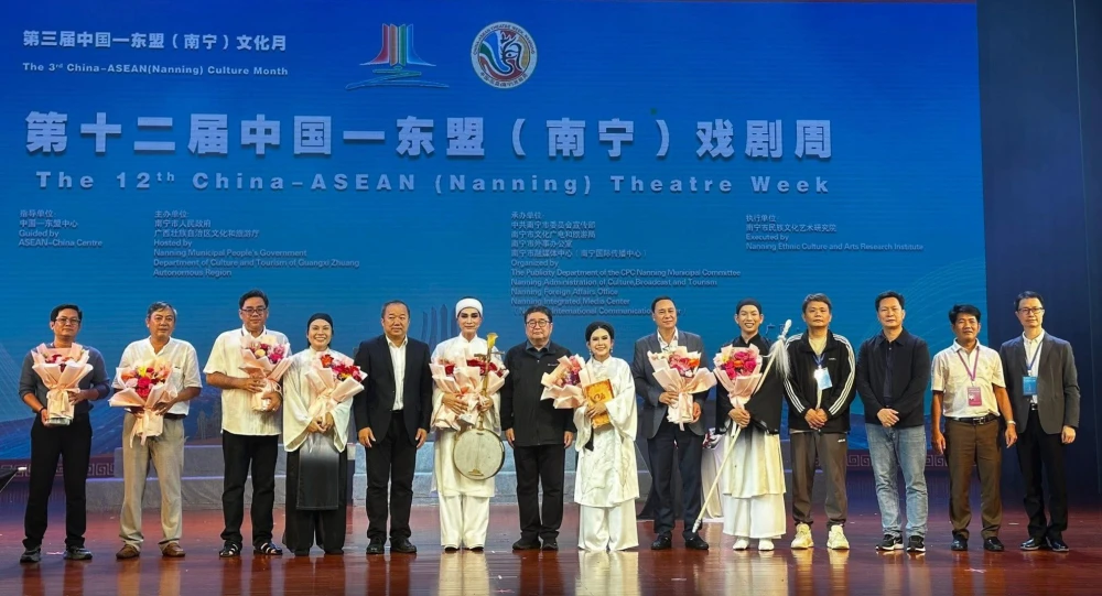 Vở cải lương thể nghiệm ‘Nhật thực’ đạt 4 huy chương vàng tại Trung Quốc Ban tổ chức chúc mừng các nghệ sĩ hoàn thành phần diễn