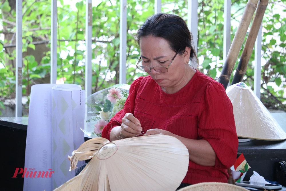 Workshop trải nghiệm nón ngựa Phú Gia: Chạm tay vào di sản trăm năm Thân nón gồm nhiều lớp lá ép mỏng, chằm bằng những đường kim đều tăm tắp, đỉnh nón điểm chỉ ngũ sắc biểu trưng cho phúc - lộc - thọ - khang - ninh, thể hiện ước vọng cuộc sống an lành, sung túc của người dân làng nghề.