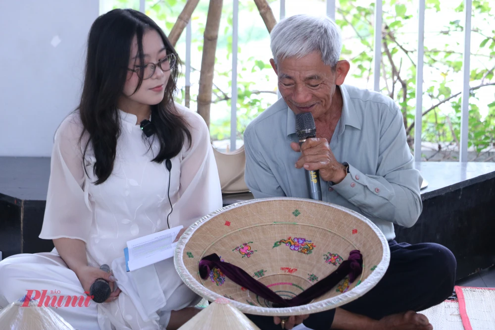 Workshop trải nghiệm nón ngựa Phú Gia: Chạm tay vào di sản trăm năm Nghệ nhân Đỗ Văn Lan chai sẻ về quá trình làm nên nón ngựa Phú Gia - Ảnh: Phương Nhã