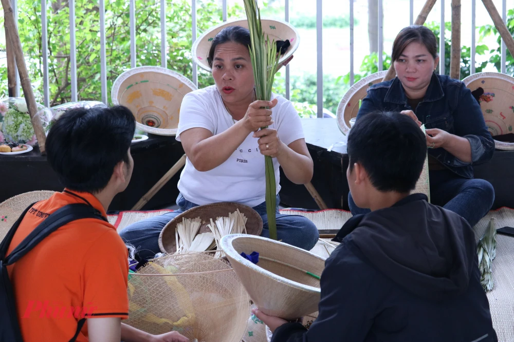Workshop trải nghiệm nón ngựa Phú Gia: Chạm tay vào di sản trăm năm Khách tham gia theo dõi những chia sẻ của nghệ nhân về cấu tạo của nón ngựa - Ảnh: Phương Nhã