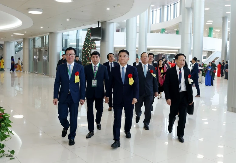 Phó Thủ tướng Lê Thành Long dự khánh thành công trình xây dựng Bệnh viện Bạch Mai và Việt Đức cơ sở 2- Ảnh 1.