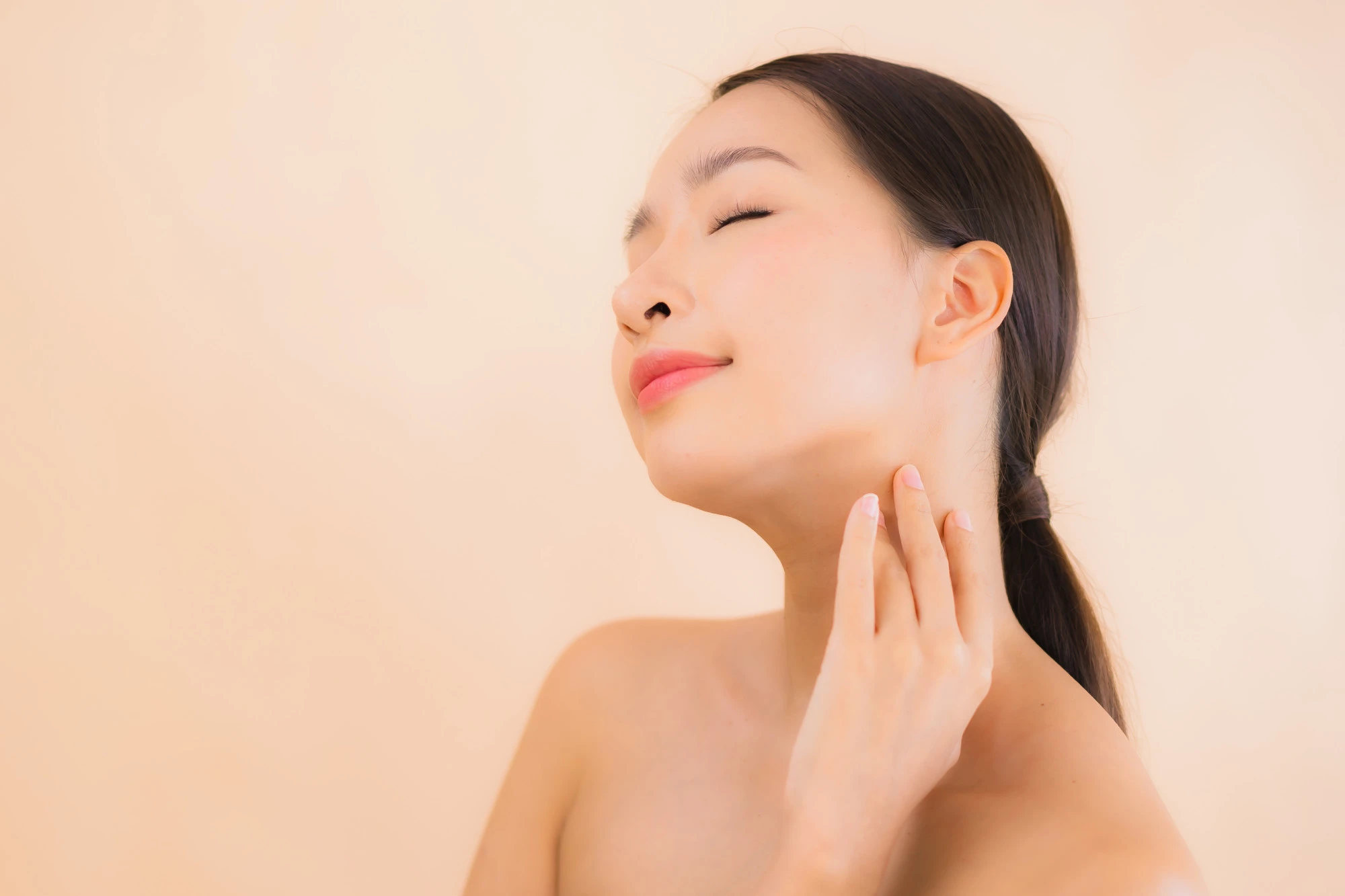 Đừng quên thoa kem chống nắng cho vùng da cổ. Ảnh minh hoạ: Freepik