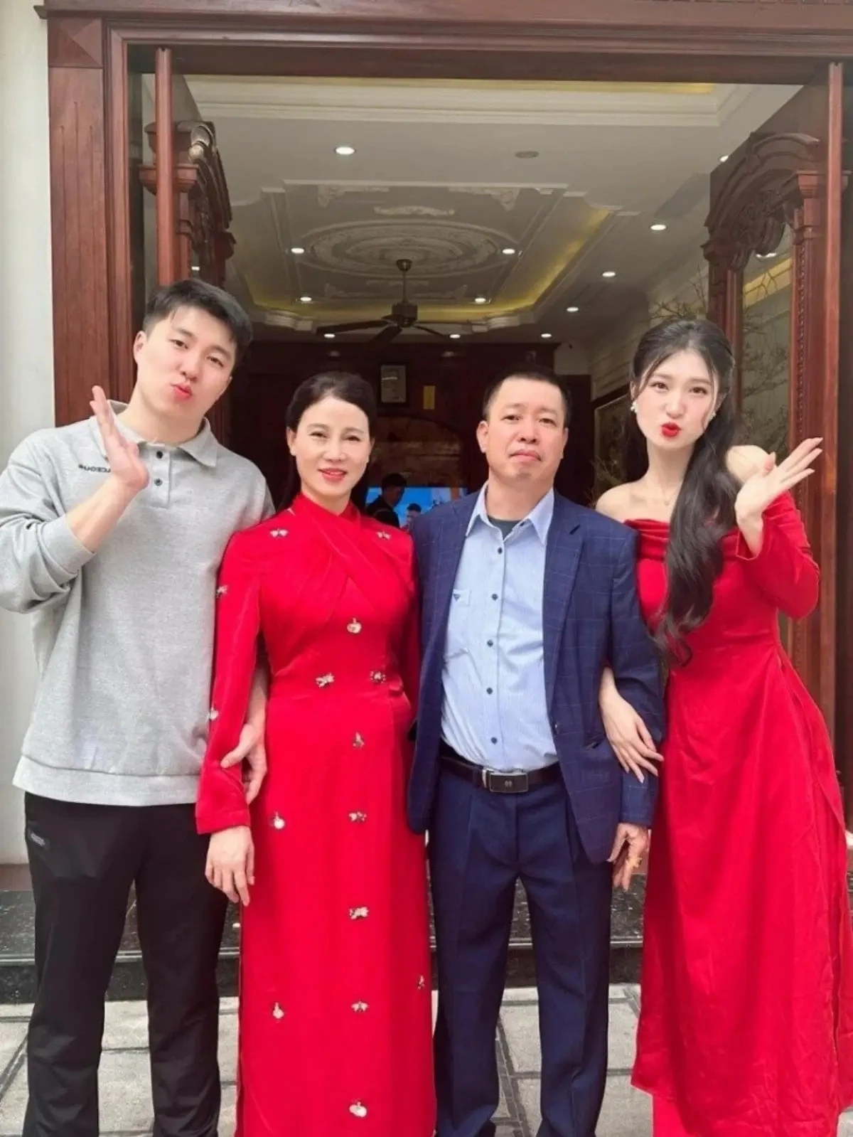 Phương Nhi chụp ảnh cùng anh trai (bìa trái) và cha mẹ vào dịp tết 2023