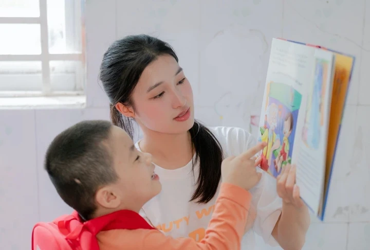Á hậu Phương Nhi tích cực tham gia các hoạt động thiện nguyện, cộng đồng.