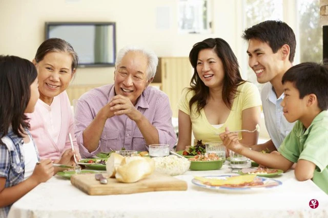 Càng gần Tết tôi càng "thấm: Chăm sóc sức khỏe cho cha mẹ sau tuổi 60 quan trọng hơn mọi mâm cỗ đầy- Ảnh 1. Càng gần Tết tôi càng "thấm: Chăm sóc sức khỏe cho cha mẹ sau tuổi 60 quan trọng hơn mọi mâm cỗ đầy- Ảnh 1.