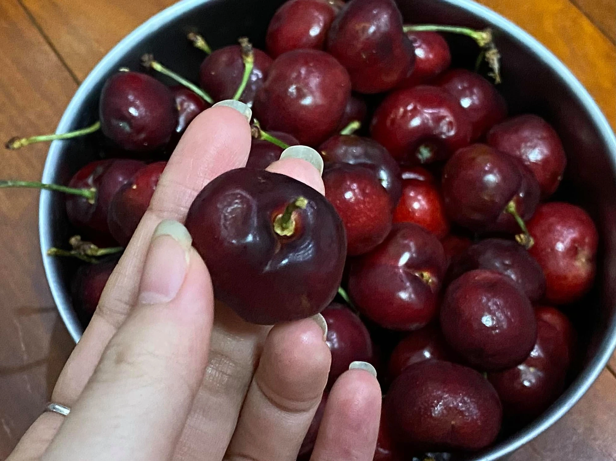Cherry đang vào mùa giá rẻ: Thấy 3 loại này ngoài chợ, dù giá thấp cũng đừng mua kẻo “tiền mất tật mang”- Ảnh 3. Cherry đang vào mùa giá rẻ: Thấy 3 loại này ngoài chợ, dù giá thấp cũng đừng mua kẻo “tiền mất tật mang”- Ảnh 3.