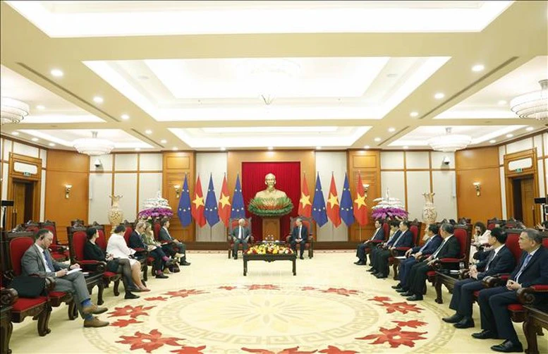 Chủ tịch Hội đồng châu Âu rời Hà Nội, kết thúc chuyến thăm chính thức Việt Nam- Ảnh 1. Chủ tịch Hội đồng châu Âu rời Hà Nội, kết thúc chuyến thăm chính thức Việt Nam- Ảnh 1.