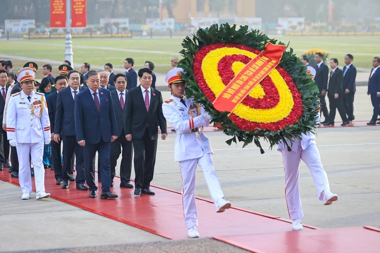 Đại biểu dự Đại hội Đảng lần thứ XIV vào Lăng viếng Chủ tịch Hồ Chí Minh- Ảnh 1. Đại biểu dự Đại hội Đảng lần thứ XIV vào Lăng viếng Chủ tịch Hồ Chí Minh- Ảnh 1.