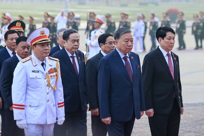 Đại biểu dự Đại hội Đảng lần thứ XIV vào Lăng viếng Chủ tịch Hồ Chí Minh- Ảnh 2. Đại biểu dự Đại hội Đảng lần thứ XIV vào Lăng viếng Chủ tịch Hồ Chí Minh- Ảnh 2.