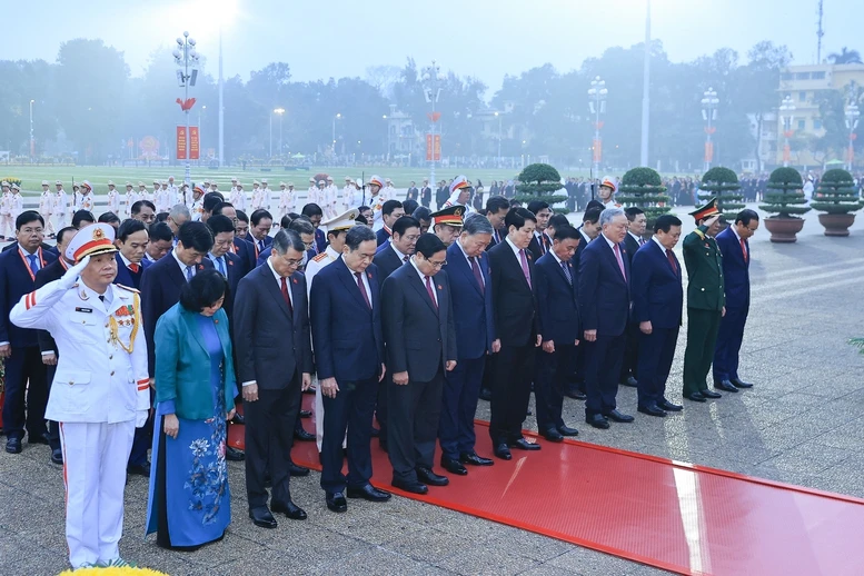 Đại biểu dự Đại hội Đảng lần thứ XIV vào Lăng viếng Chủ tịch Hồ Chí Minh- Ảnh 3. Đại biểu dự Đại hội Đảng lần thứ XIV vào Lăng viếng Chủ tịch Hồ Chí Minh- Ảnh 3.
