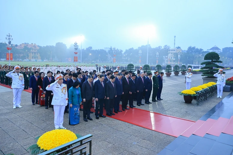 Đại biểu dự Đại hội Đảng lần thứ XIV vào Lăng viếng Chủ tịch Hồ Chí Minh- Ảnh 4. Đại biểu dự Đại hội Đảng lần thứ XIV vào Lăng viếng Chủ tịch Hồ Chí Minh- Ảnh 4.