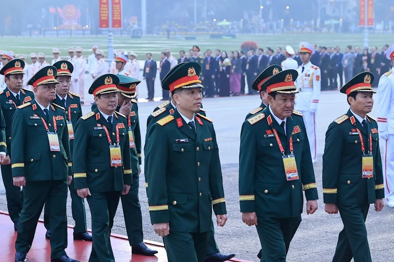 Đại biểu dự Đại hội Đảng lần thứ XIV vào Lăng viếng Chủ tịch Hồ Chí Minh- Ảnh 5. Đại biểu dự Đại hội Đảng lần thứ XIV vào Lăng viếng Chủ tịch Hồ Chí Minh- Ảnh 5.