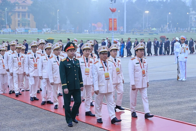 Đại biểu dự Đại hội Đảng lần thứ XIV vào Lăng viếng Chủ tịch Hồ Chí Minh- Ảnh 6. Đại biểu dự Đại hội Đảng lần thứ XIV vào Lăng viếng Chủ tịch Hồ Chí Minh- Ảnh 6.