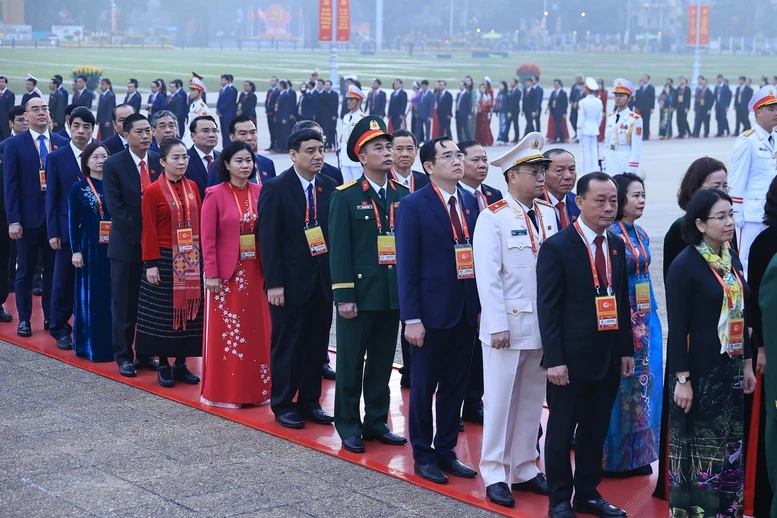 Đại biểu dự Đại hội Đảng lần thứ XIV vào Lăng viếng Chủ tịch Hồ Chí Minh- Ảnh 7. Đại biểu dự Đại hội Đảng lần thứ XIV vào Lăng viếng Chủ tịch Hồ Chí Minh- Ảnh 7.