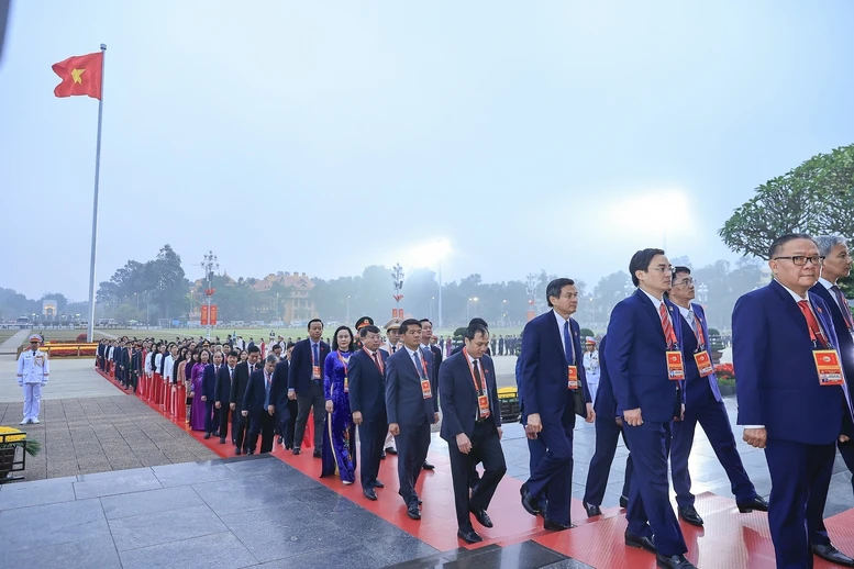 Đại biểu dự Đại hội Đảng lần thứ XIV vào Lăng viếng Chủ tịch Hồ Chí Minh- Ảnh 8. Đại biểu dự Đại hội Đảng lần thứ XIV vào Lăng viếng Chủ tịch Hồ Chí Minh- Ảnh 8.