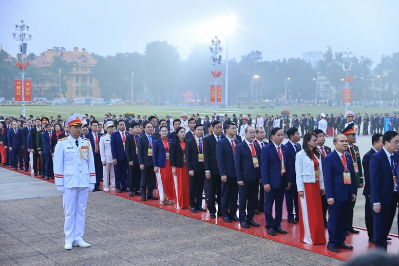 Đại biểu dự Đại hội Đảng lần thứ XIV vào Lăng viếng Chủ tịch Hồ Chí Minh- Ảnh 9. Đại biểu dự Đại hội Đảng lần thứ XIV vào Lăng viếng Chủ tịch Hồ Chí Minh- Ảnh 9.