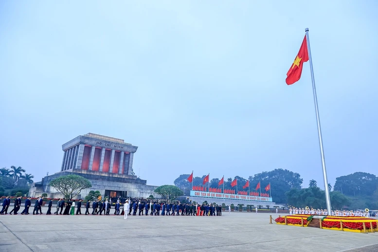 Đại biểu dự Đại hội Đảng lần thứ XIV vào Lăng viếng Chủ tịch Hồ Chí Minh- Ảnh 10. Đại biểu dự Đại hội Đảng lần thứ XIV vào Lăng viếng Chủ tịch Hồ Chí Minh- Ảnh 10.