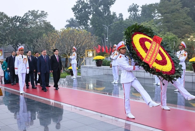 Đại biểu dự Đại hội Đảng lần thứ XIV vào Lăng viếng Chủ tịch Hồ Chí Minh- Ảnh 11. Đại biểu dự Đại hội Đảng lần thứ XIV vào Lăng viếng Chủ tịch Hồ Chí Minh- Ảnh 11.