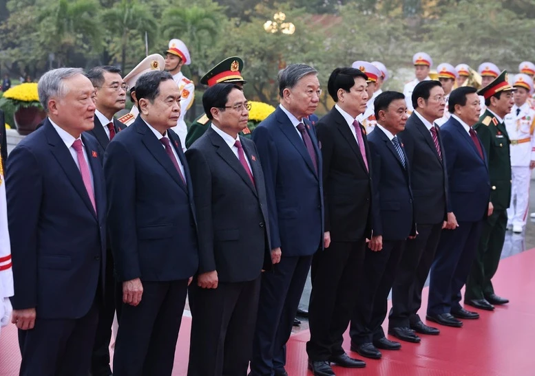 Đại biểu dự Đại hội Đảng lần thứ XIV vào Lăng viếng Chủ tịch Hồ Chí Minh- Ảnh 12. Đại biểu dự Đại hội Đảng lần thứ XIV vào Lăng viếng Chủ tịch Hồ Chí Minh- Ảnh 12.