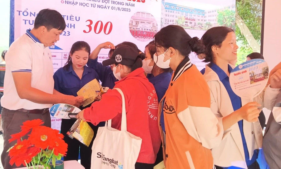 Trường Phổ thông dân tộc nội trú THCS & THPT Nam Trà My (Đà Nẵng) tham gia tư vấn tuyển sinh - hướng nghiệp. Ảnh: NTCC huong-nghiep-cho-hoc-sinh-dan-toc-thieu-so-3.jpg