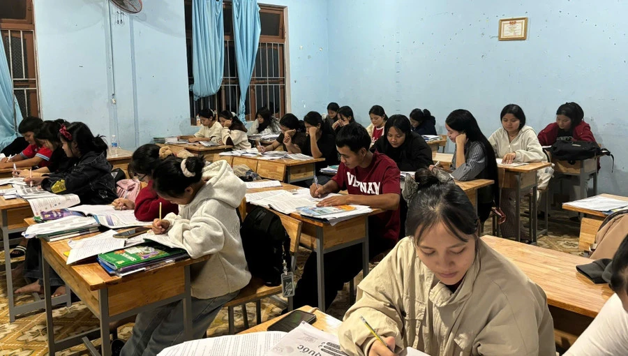 Học sinh Trường Phổ thông dân tộc nội trú THCS & THPT Nam Trà My (Đà Nẵng) trong giờ tự học. Ảnh: NTCC huong-nghiep-cho-hoc-sinh-dan-toc-thieu-so-2.jpg