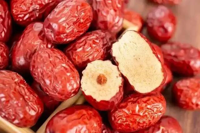 Một lần nữa táo đỏ lại gây chú ý: Bác sĩ chỉ ra 5 lợi ích sức khỏe rõ rệt khi ăn thường xuyên- Ảnh 1. Một lần nữa táo đỏ lại gây chú ý: Bác sĩ chỉ ra 5 lợi ích sức khỏe rõ rệt khi ăn thường xuyên- Ảnh 1.