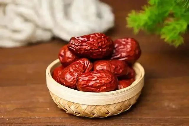Một lần nữa táo đỏ lại gây chú ý: Bác sĩ chỉ ra 5 lợi ích sức khỏe rõ rệt khi ăn thường xuyên- Ảnh 2. Một lần nữa táo đỏ lại gây chú ý: Bác sĩ chỉ ra 5 lợi ích sức khỏe rõ rệt khi ăn thường xuyên- Ảnh 2.