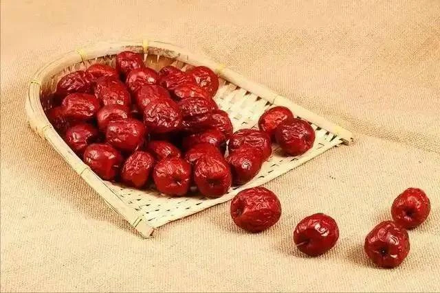 Một lần nữa táo đỏ lại gây chú ý: Bác sĩ chỉ ra 5 lợi ích sức khỏe rõ rệt khi ăn thường xuyên- Ảnh 3. Một lần nữa táo đỏ lại gây chú ý: Bác sĩ chỉ ra 5 lợi ích sức khỏe rõ rệt khi ăn thường xuyên- Ảnh 3.