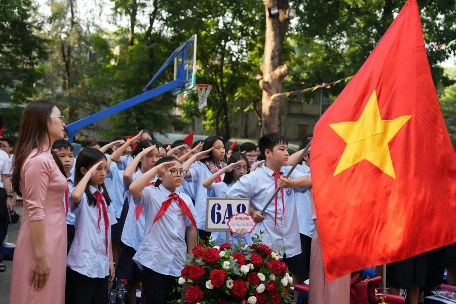 Cô, trò Trường THCS Đống Đa (Kim Liên, Hà Nội).