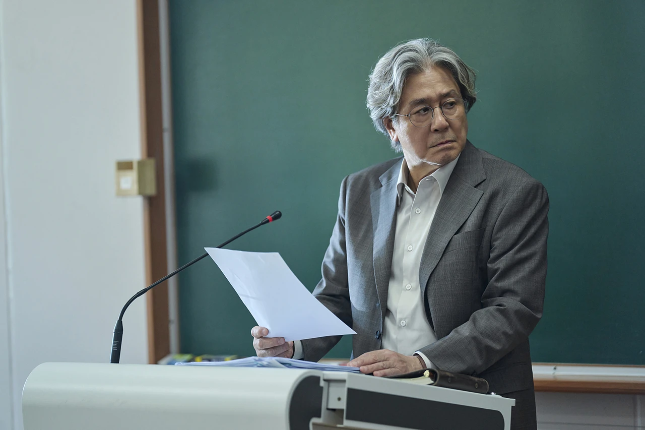 Choi Min-sik trong phim Notes from the Last Row. Ảnhh: Netflix