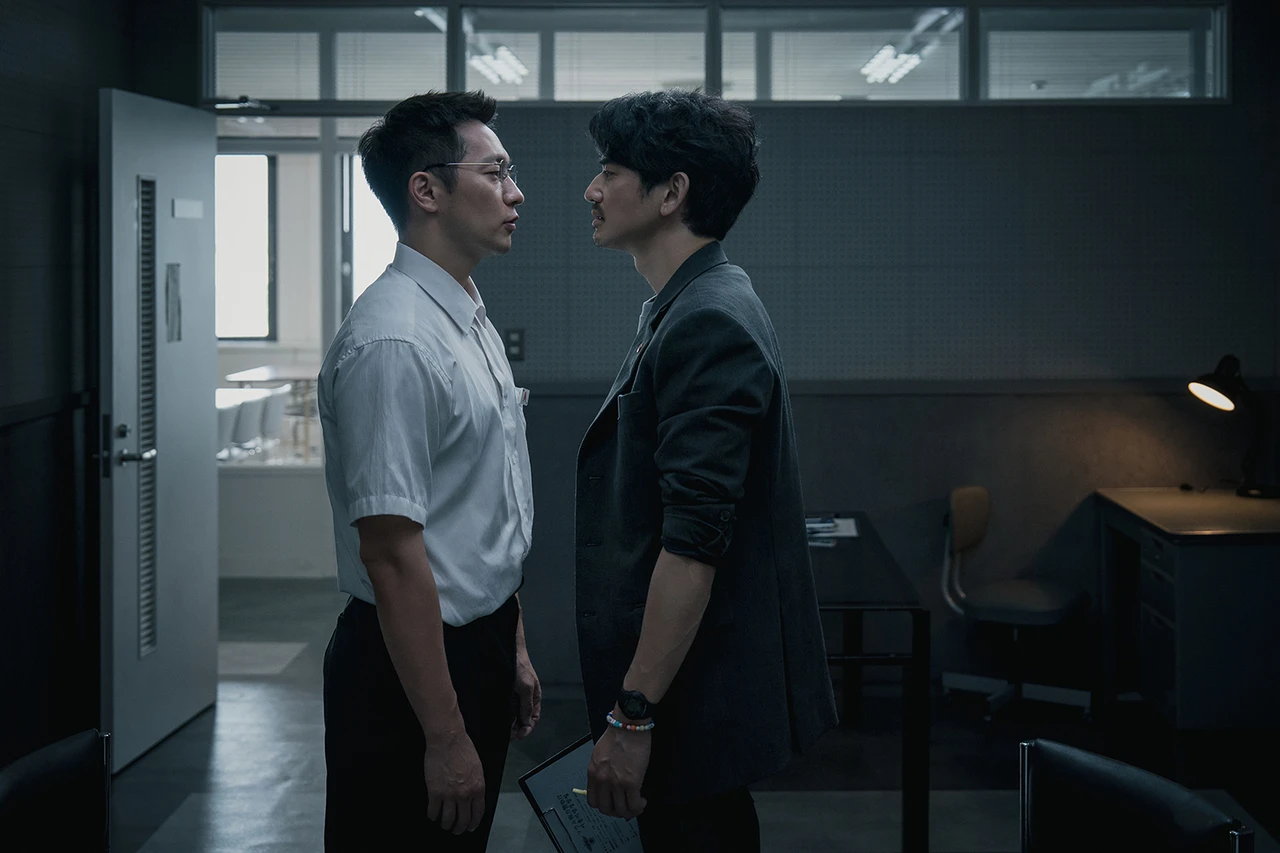 Son Suk-ku (bên trái) và Eita Nagayama trong phim Road (tên tạm thời) (Netflix)
