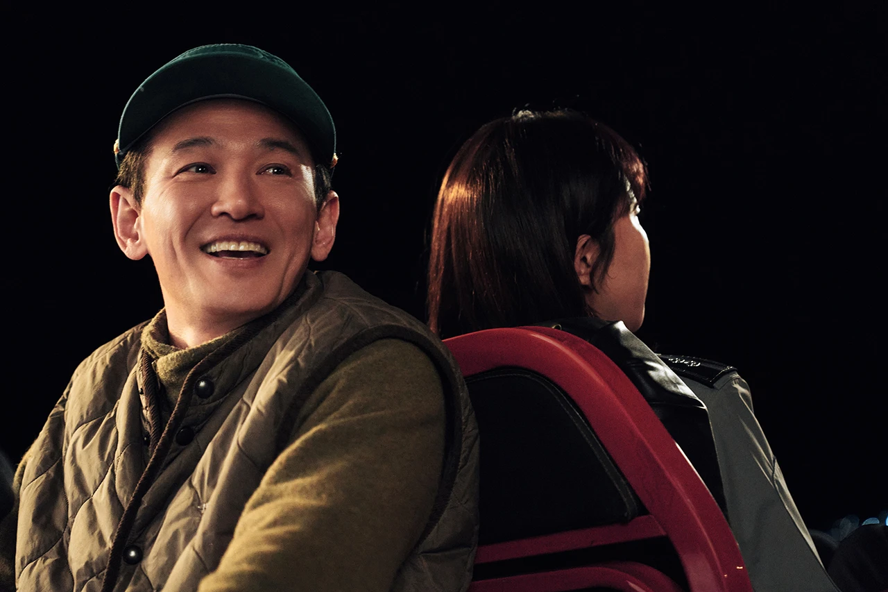 Mission: Cross 2 có mặt Hwang Jung-min (trái). Ảnh: Netflix