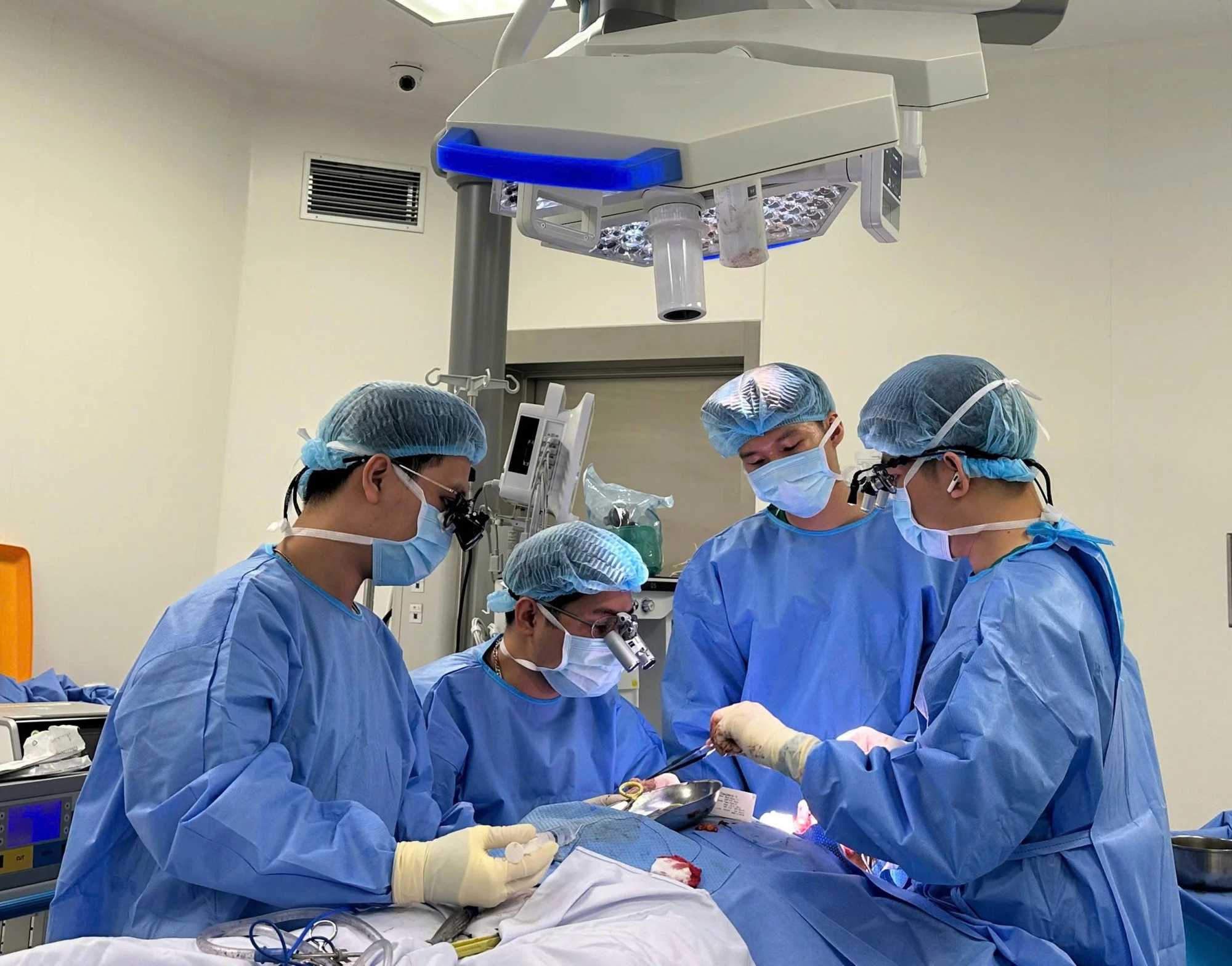 Ê-kíp bác sĩ trong ca phẫu thuật tái tạo lưỡi cho chị V., ảnh BVCC
