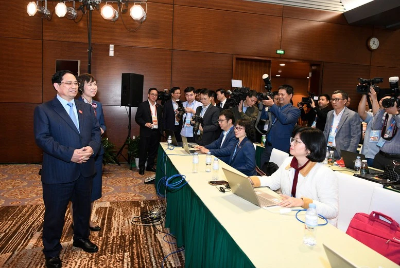 Thủ tướng Phạm Minh Chính thăm, động viên phóng viên báo chí tác nghiệp tại Đại hội XIV của Đảng- Ảnh 3.