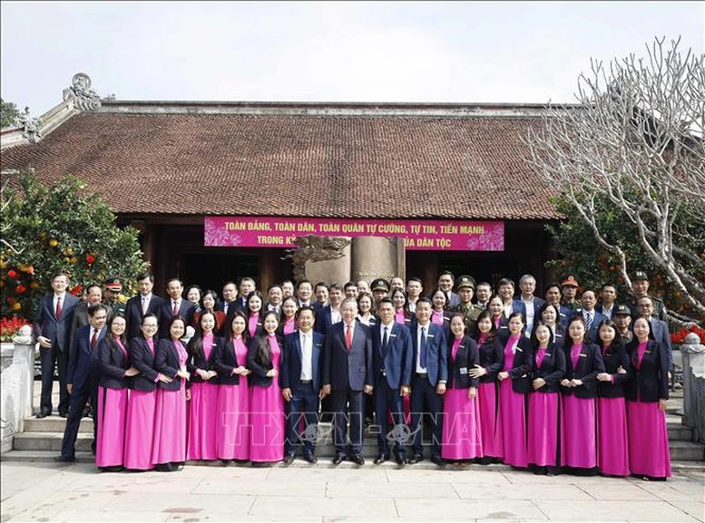 Tổng Bí thư Tô Lâm dâng hương tưởng niệm Chủ tịch Hồ Chí Minh tại Nghệ An- Ảnh 4. Tổng Bí thư Tô Lâm dâng hương tưởng niệm Chủ tịch Hồ Chí Minh tại Nghệ An- Ảnh 4.