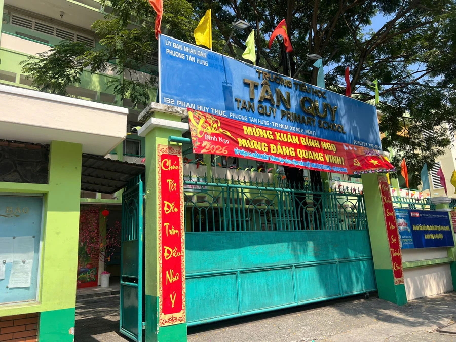 Trường Tiểu học Tân Quy đã ngưng cung cấp bữa ăn bán trú từ chiều 28/1. Ảnh: Phan Nam.