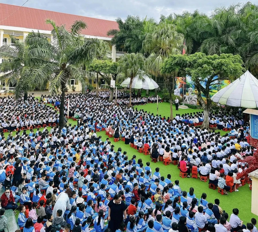 Học sinh Trường Tiểu học Nguyễn Bỉnh Khiêm tham gia các hoạt động ngoài trời. hs111.jpg