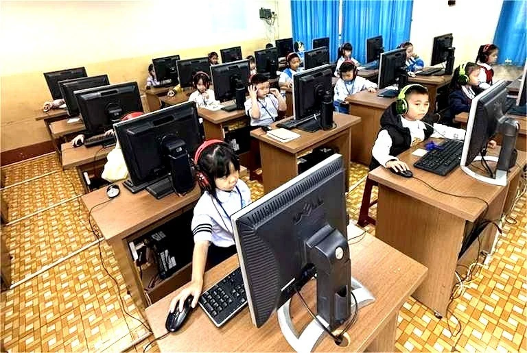 Cơ sở vật chất, thiết bị dạy học hiện đại, đồng bộ là điều kiện để học sinh phát huy phẩm chất, năng lực học tập. hs2-bright-stronger.jpg
