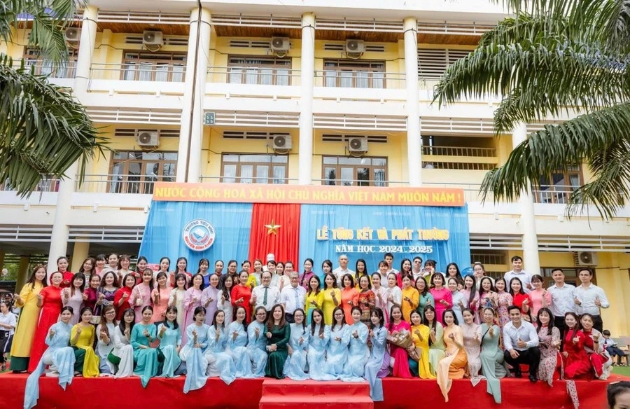 Tập thể cán bộ, giáo viên, nhân viên Trường Tiểu học Nguyễn Bỉnh Khiêm (phường Buôn Ma Thuột, tỉnh Đắk Lắk). nbk-2.jpg