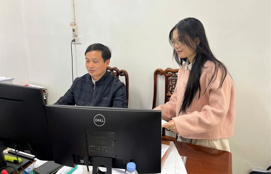 Ứng viên trúng tuyển viên chức diện thu hút đến hoàn thiện, nộp hồ sơ gốc tại Sở GD&ĐT Nghệ An. Ảnh: Hồ Lài tuyen-dung-vien-chuc-nganh-giao-duc-tai-nghe-an-2.jpg